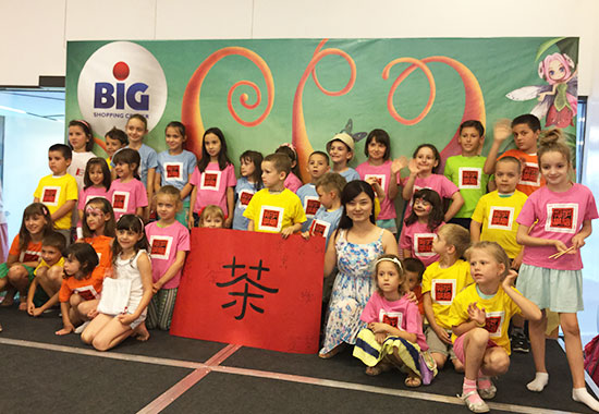 塞尔维亚小学生热爱多彩中华文化 快乐学汉语
