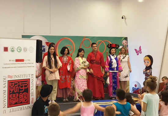 塞尔维亚小学生热爱多彩中华文化 快乐学汉语