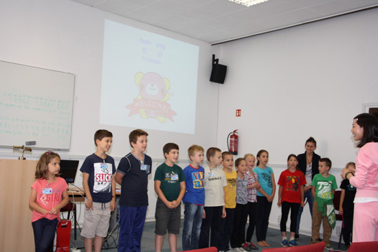 匈牙利当地孩子参加中国文化夏令营学汉语