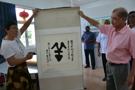 塞舌尔总统访问当地大学汉语教学点