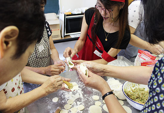 日本冈山商科大学中华料理讲座受日本民众欢迎