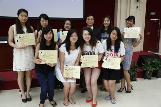 北京华文学院举行2014-2015学年第二学期结业典礼