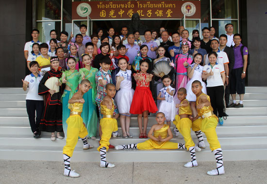 中华优秀才艺学生在泰国国光中学汉语教学点交流演出