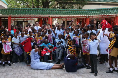博茨瓦纳小学师生作客中国驻博大使馆 学唱中文歌