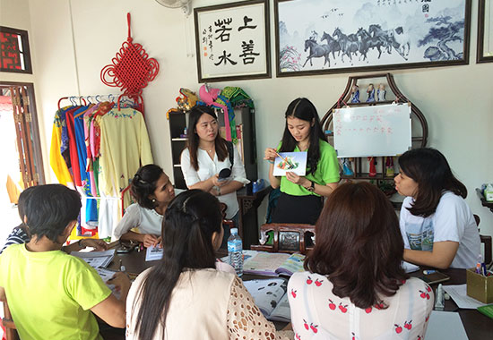 广西电台专访素攀孔子学院“每天一小时汉语”教学项目