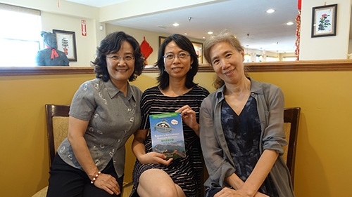 来自美国麻州的3位进行中文教学的、具有多年教学经验的李娜、李锦青、孙兰三位老师，合力编写了一本名为《爱玛穿越中国》的中文读物