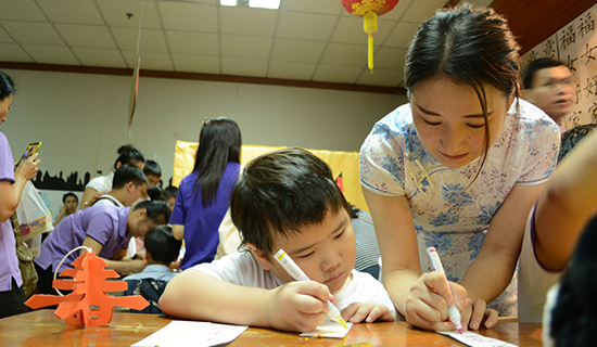 曼谷基督教学校汉语教学点汉语教师与全校师生欢度校庆
