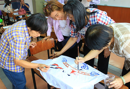 泰国孔子学院迎七夕 举办“鹊桥情”手绘T恤大赛