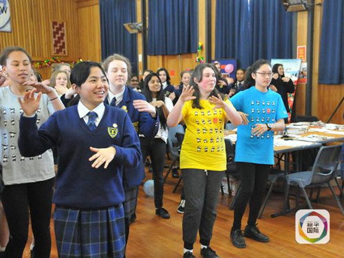 新西兰总理约翰•基在视频中秀汉语，而教育部长赫基娅•帕拉塔则与中小学生伴着中国流行歌曲《小苹果》跳起舞来