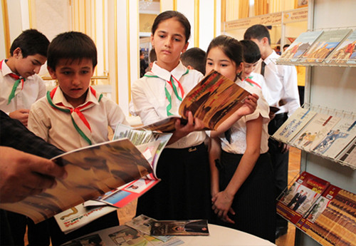 第五届杜尚别国际图书展开幕 汉语学习书籍引关注