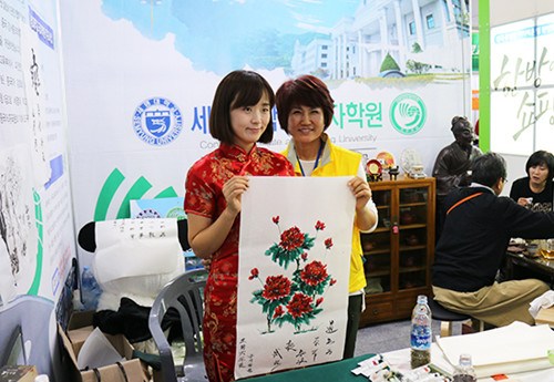 韩国孔院带汉语课参展生物博览会 针灸获追捧