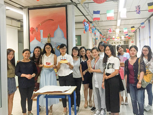 意大利佛罗伦萨中文学校为两名外派汉语教师庆生