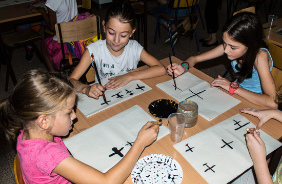 贝尔格莱德孔院举办“书法进校园” 塞尔维亚孩子学习汉语兴趣浓