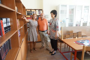 驻阿尔巴尼亚大使走访当地中小学校了解华教情况