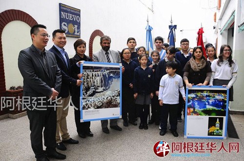 驻阿根廷大使馆向当地中文学校赠送中国文化展板