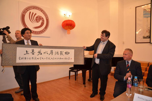 中国书法家书赠匈牙利孔子学院 展中国语言文化魅力