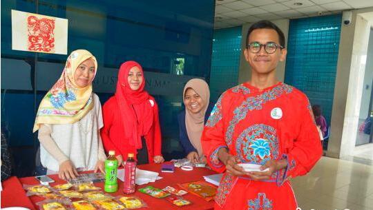 印尼阿拉扎2015孔子学院开放日搭建汉语学习新平台