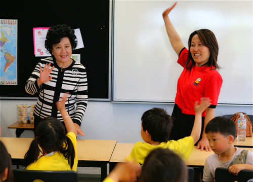 裘援平参观墨尔本华文学校并与当地侨界联欢