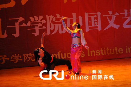由中国国家汉办主办、上海大学承办的“2015孔子学院艺术巡演”亚美尼亚站5日晚在亚首都埃里温会所剧院举办。 　　演出以集体舞《盛世鸿姿》拉开帷幕，民乐重奏《敦煌》和三重奏《梁山伯与祝英台》把演出推向高潮，展示了中华艺术文化的独特魅力。演出以中国民乐为主，也包括歌曲、舞蹈、武术等传统文化艺术形式。 　　“2015孔子学院艺术巡演”共分4站，亚美尼亚为第三站，之前两站为约旦和巴林两国，该艺术团第四站将赴格鲁吉亚演出。 　　上海大学艺术团由上海大学师生组成，曾多次受美国、法国等国相关组织邀请进行演出，表演形式主要包括民族器乐、声乐、舞蹈和武术等。
