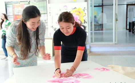 泰国农业大学孔子学院举办“汉语文化推广日”手印牡丹活动
