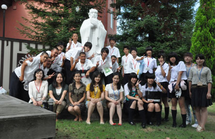 日本北海道附近，一家中学，拟招聘两名汉语教师志愿者去任教