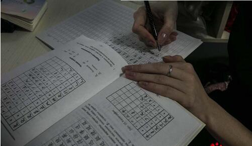 外国女子在中国演艺场的生活 一有空就学汉语