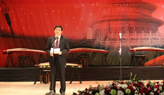 中国驻塔吉克斯坦使馆大使范先荣等逾百嘉宾应邀出席，师生和各界人士近1500人参与其中。