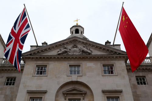 英国外交大臣：欢迎中国投资 鼓励英国学生学中文
