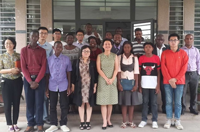 驻赞比亚大使夫人耿海凌在使馆会见赴华参加“汉语桥”世界中学生汉语比赛的四位赞比亚中学生选手