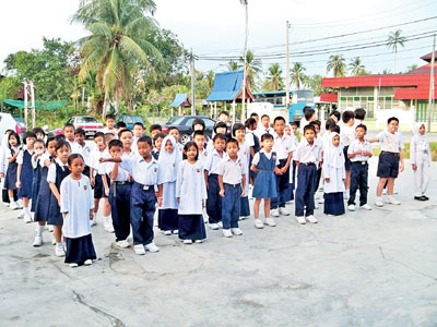 马来西亚非华族海军送孩子上华文小学 