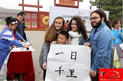 29个国家和地区的知名汉学家和海外华文学者，与安阳市80多名小学生一起学写毛笔字，在百米长卷上留下中文签名。