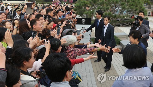 朴槿惠在总统府偶遇中国游客 用汉语打招呼
