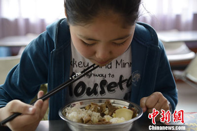 在内蒙古自治区呼和浩特市生活的蒙古国留学生图拉每天的生活都从一杯豆浆开始。图拉在中国学习生活已经三年，现在她已经基本上融入中国人的生活。 　　“我从小就对中国的一切充满好奇，后来上了大学，恰好有中国政府奖学金留学项目，就选择来中国留学。”图拉说。 　　图拉现就读于内蒙古工业大学载运工具运用工程专业。她认为，中国是世界上发展最快的国家之一，蒙古国的发展需要大量有技术的人才，因此来中国学习先进的技术和知识十分重要。 　　随着中蒙两国关系进一步加深，两国高等教育方面的合作也有了长足发展。未来5年内，中国每年将向蒙古国提供200个中蒙交流专项奖学金名额，专业涉及教育、地质、建筑、农业等10个学科。至此，中国每年向蒙古国提供的不同形式奖学金名额已逾500个。  　　和图拉一样来自蒙古国乌兰巴托的苏龙嘎，目前在内蒙古大学学习金融。喜欢旅行的她，经常组织蒙古国留学生与中国同学一起旅行。 　　“来中国的第一年我去了北京、爬了长城，中国人常说‘不到长城非好汉’，我也做了一回‘好汉’。”苏龙嘎说，她近期的目标是带着父母去苏州、杭州看看，让他们也感受中国的美景。 　　当被问到是否习惯在中国的留学生活时，苏龙嘎毫不犹豫地说：“非常习惯”。不仅如此，她还爱上了中国的美食。她希望，回国后做中国菜给家人、朋友吃。 　　与她们不同的是，另一位留学生其其格赛汗则将大部分时间都放在了汉语学习上。 　　“汉语对于我们蒙古国学生来说太难了，不仅是语序与蒙古文不一样，有些词的正确发音也不好掌握，还好中国朋友们一直在帮我。”她说。 　　蒙古国教育科技文化部副部长巴•图拉嘎接受记者采访时表示，蒙中两国在教育领域的合作富有成效，2015年蒙古国来华留学生就有2000多人，两国多所高校签署了合作协议，希望蒙中教育界的合作能够建立长效机制，继续共同实施一些项目，例如教师培训等方面的合作等。