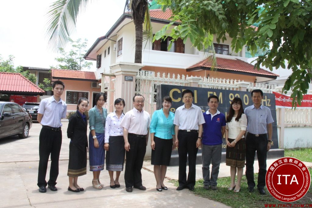 中国“大使书屋”落户老挝中小学 助推中文学习