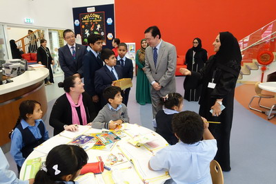 驻阿联酋大使访阿布扎比中文学校考察教学情况