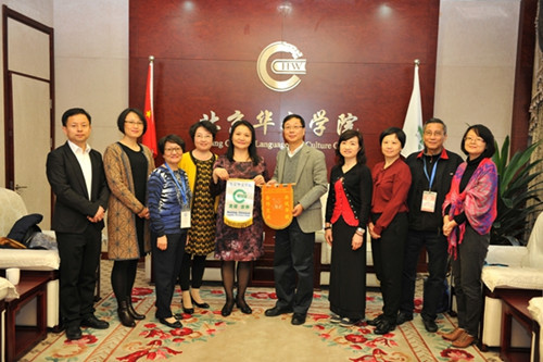 荷兰华文教育与华教机构访华团到访北京华文学院 日前，由国务院侨办主办的2015