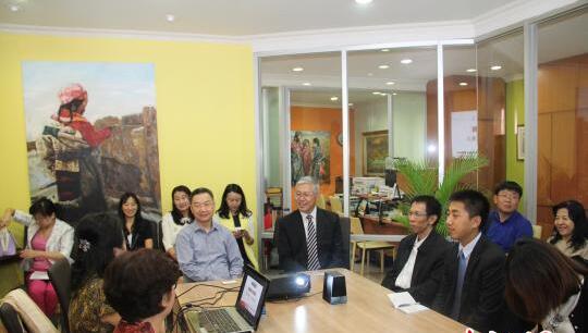  中国华文教育基金会副理事长兼秘书长左志强一行7人3日访问印尼培民三语学校，并和当地教师举行座谈交流。