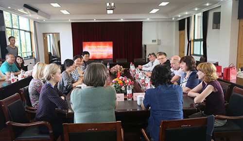 爱沙尼亚教育者校长团一行10人来到上海财经大学，开始了为期12天的访华之旅。该团由塔林市教育局官员和爱沙尼亚各中学的校长、教师组成，塔林大学孔子学院外方院长Mikk Kasesalk担任领队。 