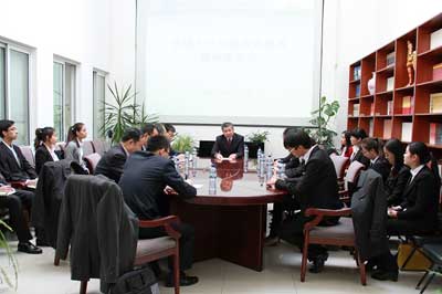 驻格鲁吉亚大使岳斌与新到任汉语汉语教师举行座谈，格自由大学孔子学院任教的中国教师参加。