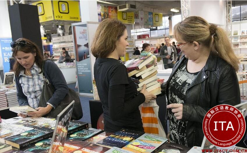 第38届萨格勒布国际图书展11月10日在克罗地亚首都萨格勒布贸易中心开幕，中国图书进出口总公司的展台吸引众多参观者。