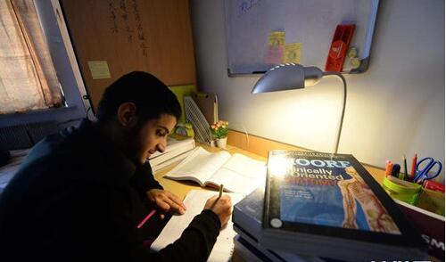 21岁的也门留学生阿尔库麦姆在寝室内温习功课。