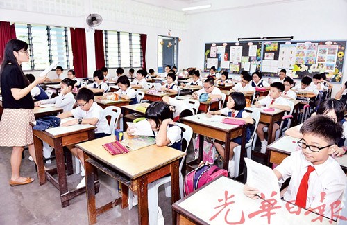 据马来西亚《光华日报》报道，马来西亚华校教师会总会(教总)揭露，自2005年起，吉隆坡各华小的学生人数逐年下降，截至今年的3月31日，吉隆坡各华小的学生人数仅44968人，与1980年的情况相较，减少了3533人。 