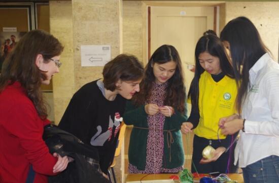 当地时间11月24日，匈牙利米什科尔茨大学孔子学院在米什科尔茨大学校内举办“中国日”文化活动。当天是米大的“国际日”，“中国日”作为“国际日”的一部分，给米大带来了一抹亮丽的中国红。