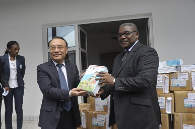 驻加蓬大使向加蓬法美管理大学捐赠中文教材
