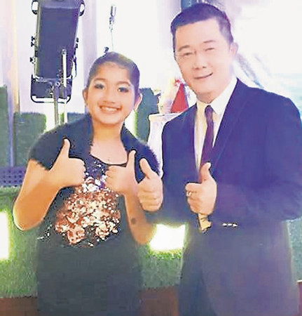 据马来西亚《南洋商报》报道，马来西亚12岁的华巫混血小女生才华横溢，热爱中华文化,拿手川剧变脸表演，明年新学年将报读关中。