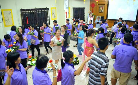 泰国勿洞市孔子学院趣味汉语走进水灯节