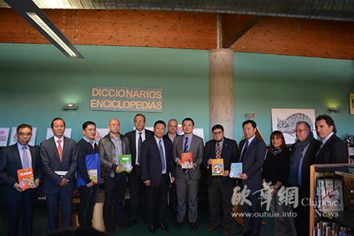 近日，为增进中西文化交流，促进马德里当地华人融入，由马德里华助中心主办，若干个侨团联合承办的向西班牙政府有关部门赠书活动在Leganes市文化中心举行。