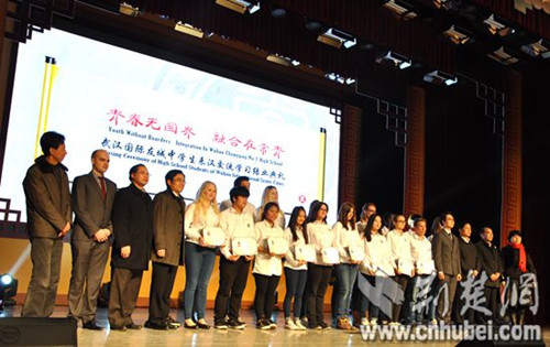 12月6日，武汉市常青一中举办了一场特殊的结业典礼——22名外国学生拿到了该校的结业证。