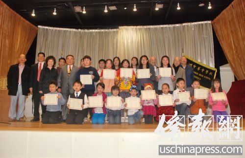 颁奖嘉宾和获得诗歌优胜奖的学生们合影。（美国《侨报》/吴卓明