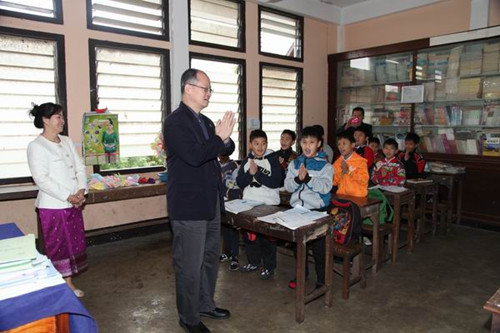 驻琅勃拉邦总领事走访当地华校 看望公派中文教师 